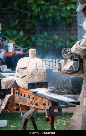 In tutto il Regno Unito - Chain Saw Carving - una zucca di legno per Halloween Foto Stock