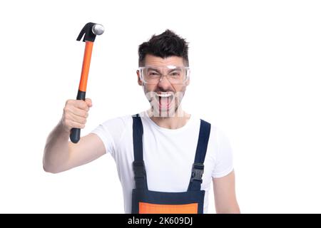 caposquadra arrabbiato tenere martello isolato su sfondo bianco. occupazione caposquadra Foto Stock