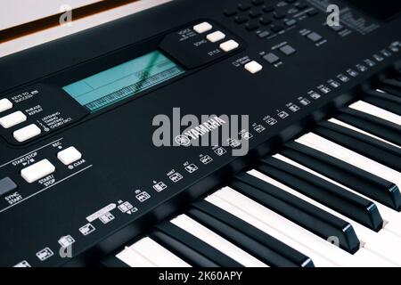 Primo piano del moderno sintetizzatore digitale Yamaha. Yamaha Corporation è la più grande produzione mondiale di strumenti musicali Foto Stock