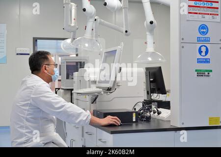 YANTAI, CINA - 5 OTTOBRE 2022 - i ricercatori lavorano su nuovi farmaci in un laboratorio presso lo Shandong International Biotechnology Park di Yantai, Shandong P. Foto Stock