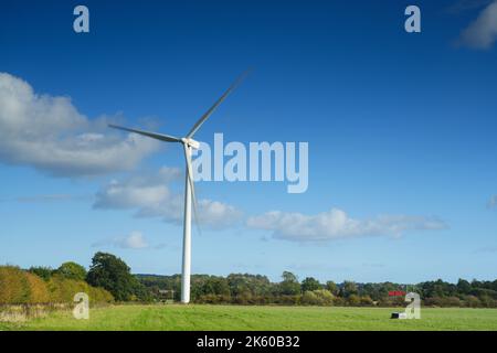 Immagine che mostra il movimento di una turbina eolica ad asse orizzontale con pale leggermente sfocate nel South Staffordshire nel Regno Unito Foto Stock