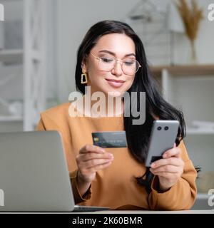 pagamento veloce elegante donna compiaciuta ordine online Foto Stock