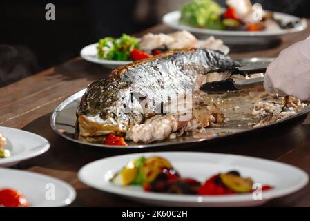 Sterlina cotta con verdure. Storione alla griglia. Cibo sano Foto Stock