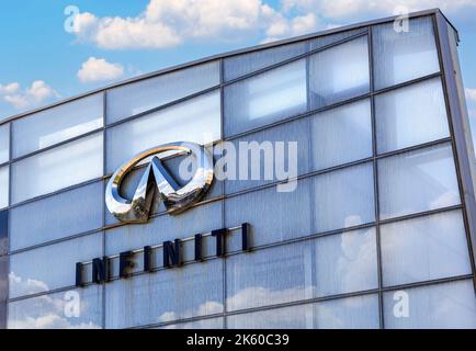 Samara, Russia - 18 giugno 2022: Infinity segno concessionaria con il logo. Infiniti è la divisione di veicoli di lusso del costruttore giapponese Nissan Foto Stock