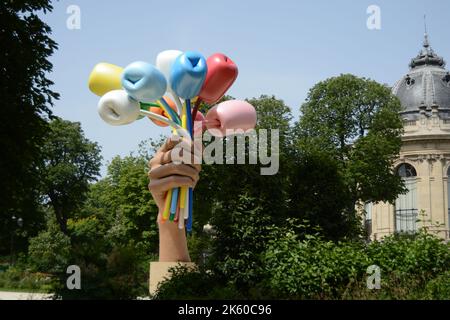 Bouquet di tulipani. Scultura monumentale dell'artista americano Jeff Koons, situata a Parigi nei giardini del Petit Palai Foto Stock
