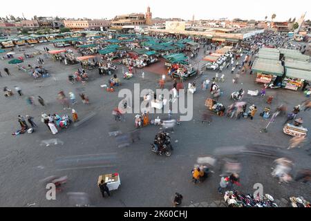 MARRAKECH, MAROCCO - 29 OTTOBRE 2021: Gente a Jemaa el-Fnaa dove piazza principale di Marrakech, usato da locali e turisti Foto Stock