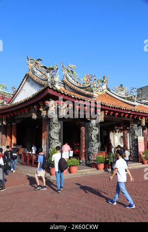 LUKANG, TAIWAN - 2 DICEMBRE 2018: La gente visita il tempio di Xinzu a Lukang, Taiwan. La città di Lukang vanta oltre 200 templi. Foto Stock