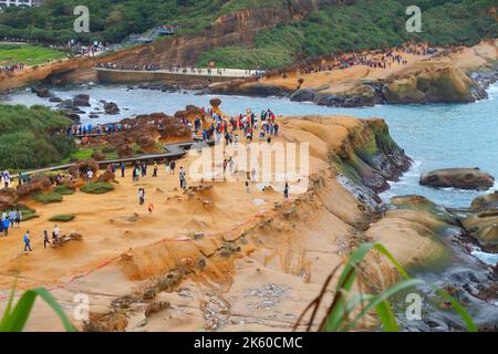 YEHLIU, TAIWAN - 24 NOVEMBRE 2018: La gente visita Yehliu Geopark a Taiwan. Yehliu è una destinazione turistica popolare con particolari forme di roccia naturale Foto Stock