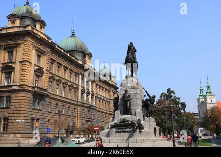 CRACOVIA, POLONIA - 28 AGOSTO 2018: La gente visita il Memoriale di Grunwald in piazza Matejki a Cracovia, Polonia. Il centro storico di Cracovia è un mondo UNESCO Foto Stock