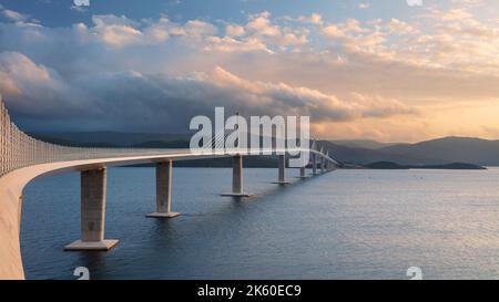 Ponte Peljesac, Croazia. Immagine panoramica di un bellissimo ponte Peljesac a più campate sul mare nella contea di Dubrovnik-Neretva, in Croazia Foto Stock