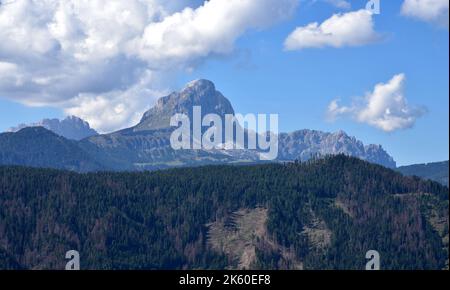 Sass de Putia, alta 2875 metri, il massiccio che domina il Passo delle Erbe visto dal Passo Furcia Foto Stock