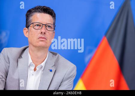 Duesseldorf, Germania. 11th Ott 2022. Il professor Lars Rensmann dell'Università di Passau si riunisce alla firma di un accordo di cooperazione per uno studio sul campo oscuro dell'antisemitismo nella Cancelleria di Stato. Credit: Rolf Vennenbernd/dpa/Alamy Live News Foto Stock