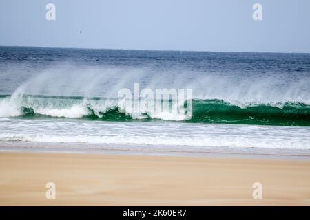 Onde che si rompono alla spiaggia di Traigh Mhòr, Isola di Lewis Foto Stock