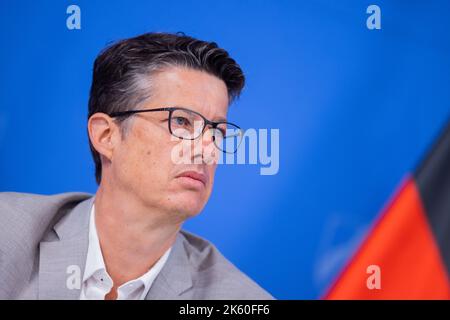 Duesseldorf, Germania. 11th Ott 2022. Il professor Lars Rensmann dell'Università di Passau si riunisce alla firma di un accordo di cooperazione per uno studio sul campo oscuro dell'antisemitismo nella Cancelleria di Stato. Credit: Rolf Vennenbernd/dpa/Alamy Live News Foto Stock