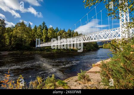 Ponte sospeso di Cambus o' May sul fiume Dee vicino a ballater a Royal Deeside, Aberdeenshire, Scozia Foto Stock