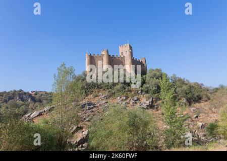 Santarém Portogallo - 08 09 2022: Vista al Castello di Almourol è un castello medievale in cima all'isolotto di Almourol nel mezzo del fiume Tago Foto Stock