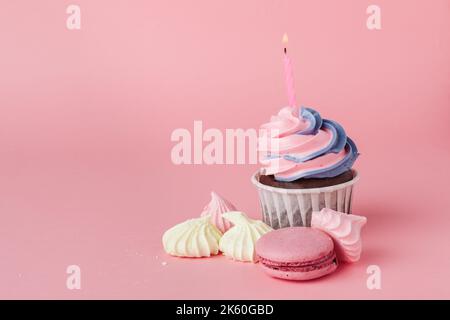 Cupcake yummy su sfondo rosa chiaro da vicino Foto Stock