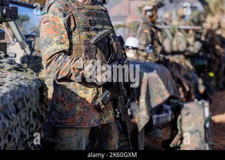 Rukla, Lituania - 2022 ottobre 10: Germania soldati NATO con equipaggiamento completo per soldati. La North Atlantic Treaty Organization Foto Stock