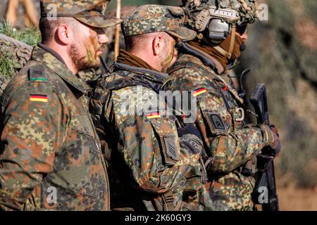 Rukla, Lituania - 2022 ottobre 10: Germania soldati NATO con equipaggiamento completo per soldati. La North Atlantic Treaty Organization Foto Stock