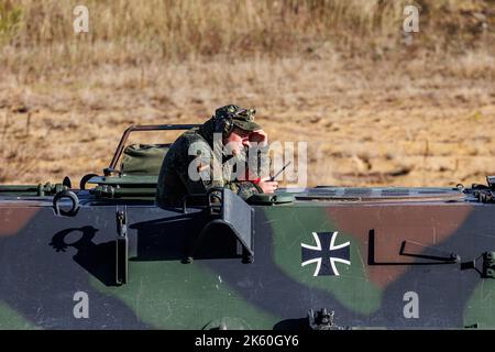 Rukla, Lituania - 2022 ottobre 10: Germania soldati NATO con equipaggiamento completo per soldati. La North Atlantic Treaty Organization Foto Stock