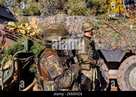 Rukla, Lituania - 2022 ottobre 10: Germania soldati NATO con equipaggiamento completo per soldati. La North Atlantic Treaty Organization Foto Stock