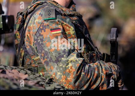 Rukla, Lituania - 2022 ottobre 10: Germania soldati NATO con equipaggiamento completo per soldati. La North Atlantic Treaty Organization Foto Stock