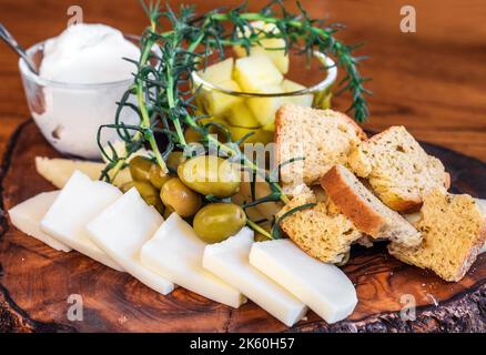 Formaggio cretese tradizionale con kefalotiri, tirozouli, graviera, antotipo e galomizitra con erbe e olive (fuoco selettivo) Foto Stock