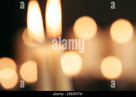 Candele di sbavatura su vetro decorativo. Sfondo scuro. Sfocatura Foto Stock