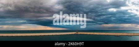 Cielo e nuvole drammatici durante una tempesta sul Mar Mediterraneo, Valencia, Spagna, Europa Foto Stock