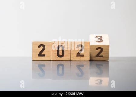 Mano capovolge 2022 a 2023 blocco. Obiettivo, risoluzione, strategia, piano, motivazione, Concetti di riavvio, previsione, modifica, conto alla rovescia e festività di Capodanno Foto Stock