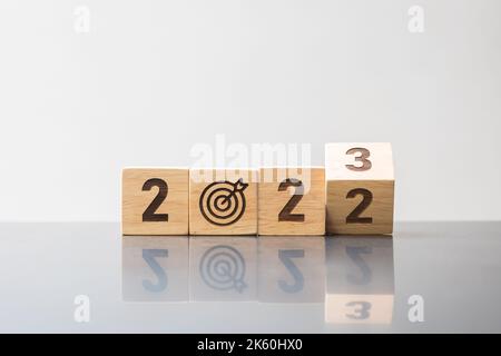 flip a mano da 2022 a 2023 blocco con cartello da dartboard. Obiettivo aziendale, obiettivo, risoluzione, strategia, piano, Motivazione di azione, cambiamento, pensare, conto alla rovescia un Foto Stock