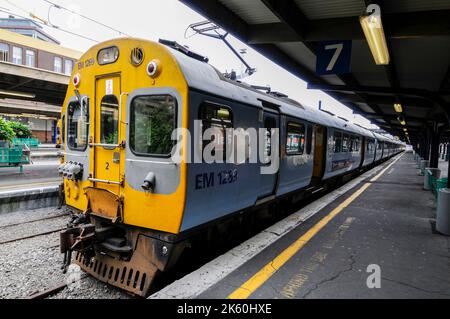 Un treno elettrico per passeggeri EM1269 Tranz Metro1 alla stazione ferroviaria di Wellington in Bunny Street a Wellington, sull'isola settentrionale di New Ze Foto Stock