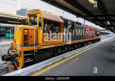 Una locomotiva KiwiRail DXB5022 Class a è un tipo di locomotiva diesel-elettrica 49 Co-Co alla stazione ferroviaria di Wellington a Bunny Street a Wellington on Foto Stock