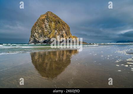 Haystack Rock, Cannon Beach, Oregon, Stati Uniti d'America Foto Stock