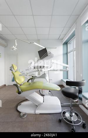 Odontoiatria. Ampio studio dentale vuoto con sedia dentale e una varietà di attrezzature. Interno di studio dentistico con moderne unità dentali, sedie, attrezzatura Foto Stock