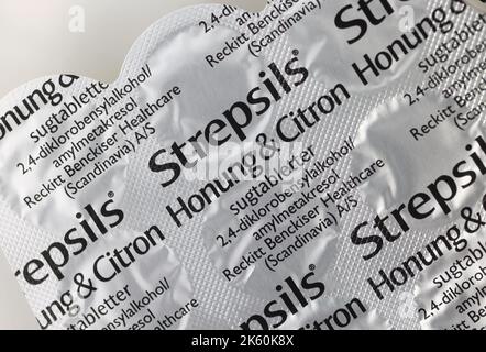 Strepsils è un marchio di losanghe di gola prodotto da Reckitt. Strepsils losanghe della gola sono usate per alleviare il disagio causato da infezioni della bocca e della gola. Foto Stock