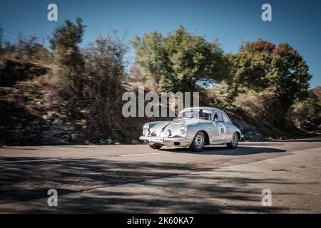 Novella, Corsica, Francia - 7th ottobre 2022: Dominique Jouvin e Cludine Jouvin competono nella loro Porsche 956 nel Tour de Corse Historique 2022. Foto Stock