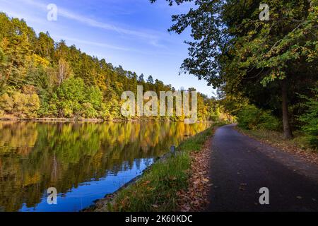 Strada lungo il fiume Moldava nella stagione autunnale. Foto Stock