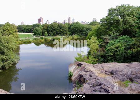La vista attraverso Turtle Pond in Central Park fino a Upper East Side, New York Foto Stock