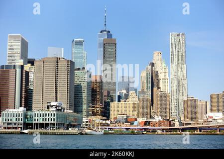 Vista sull'East River fino a Lower Manhattan Foto Stock