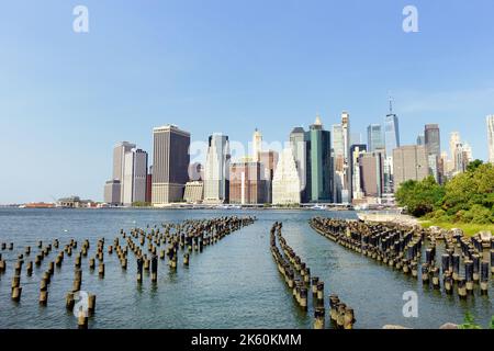 Vista sull'East River fino a Lower Manhattan dal Brooklyn Bridge Park Foto Stock