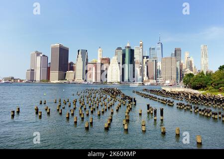 Vista sull'East River fino a Lower Manhattan dal Brooklyn Bridge Park Foto Stock