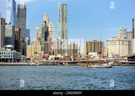 Vista sull'East River fino a Lower Manhattan Foto Stock