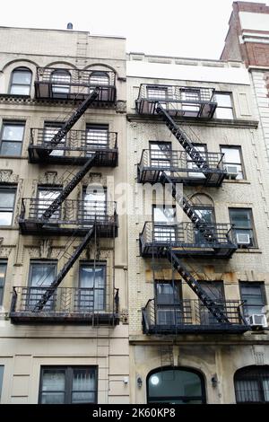 Il fuoco si trova sul lato degli edifici di New York City Foto Stock