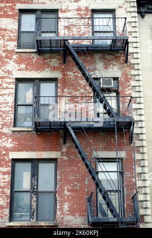 Il fuoco si trova sul lato degli edifici di New York City Foto Stock