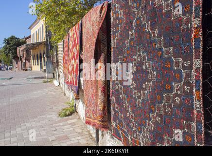 Tappeti tradizionali fatti a mano, tappeti tradizionali a tessitura a mano appesi al muro sulla strada, primo piano Foto Stock