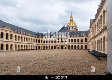 Hotel des Invalides cortile del Museo dell'Esercito con cupola dorata Eglise du Dôme sullo sfondo. Punto di riferimento storico, Parigi 7th ° arrondissement Foto Stock