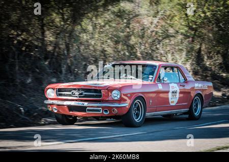 Novella, Corsica, Francia - 7th ottobre 2022: Marco Brunner e Lucas Brunner gareggiano nella loro Ford Mustang nel 2022 Tour de Corse Historique. Foto Stock