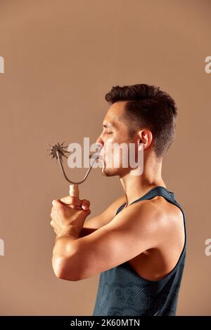 Giovane uomo che prova la funzione di respirazione dal respiro un cizer. Prendersi cura della salute Foto Stock