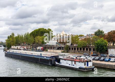 XPO Logistics Franprix container merci su una chiatta sul fiume Senna Parigi, Francia, Europa Foto Stock